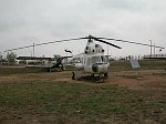 Russischer Hubschrauber  vor dem Doppeldecker